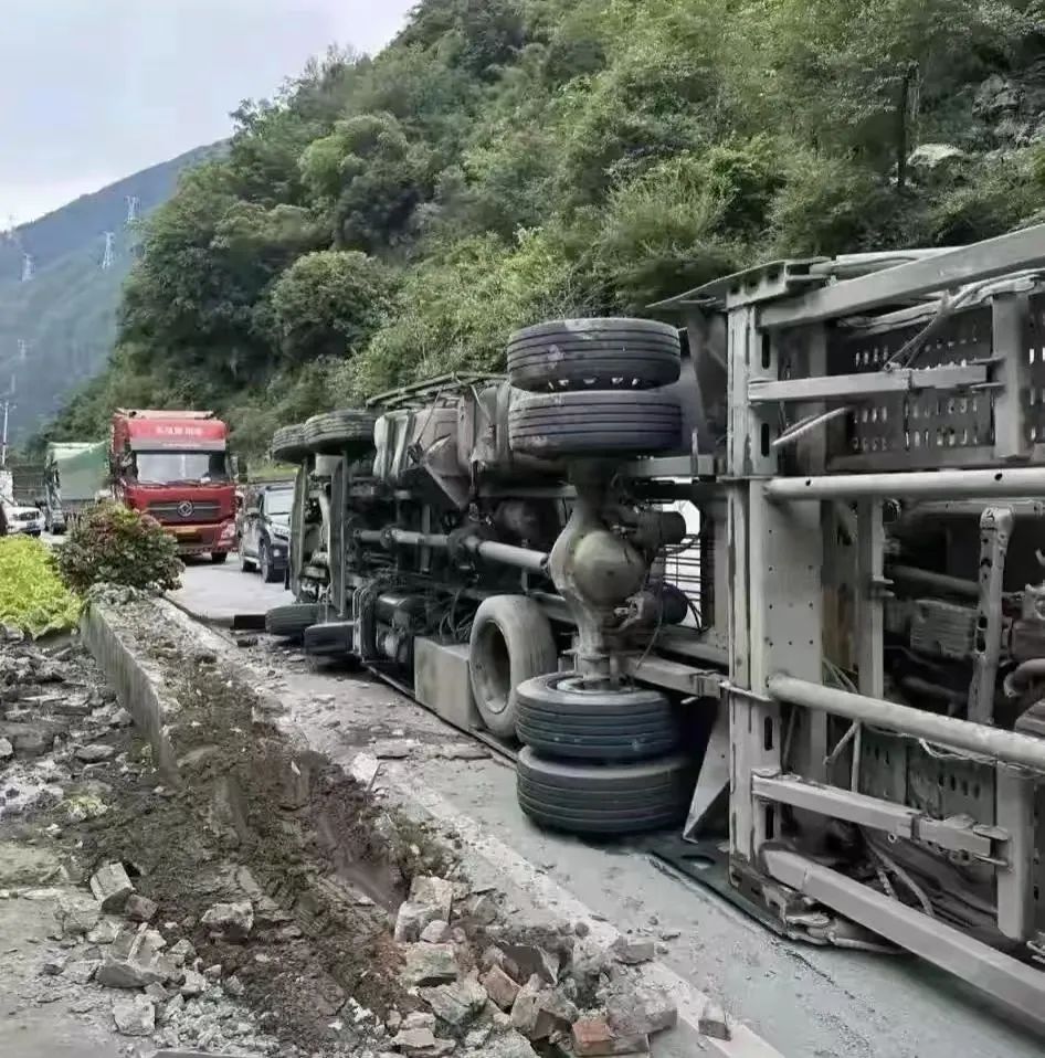 西安翻新事故丰田霸道车