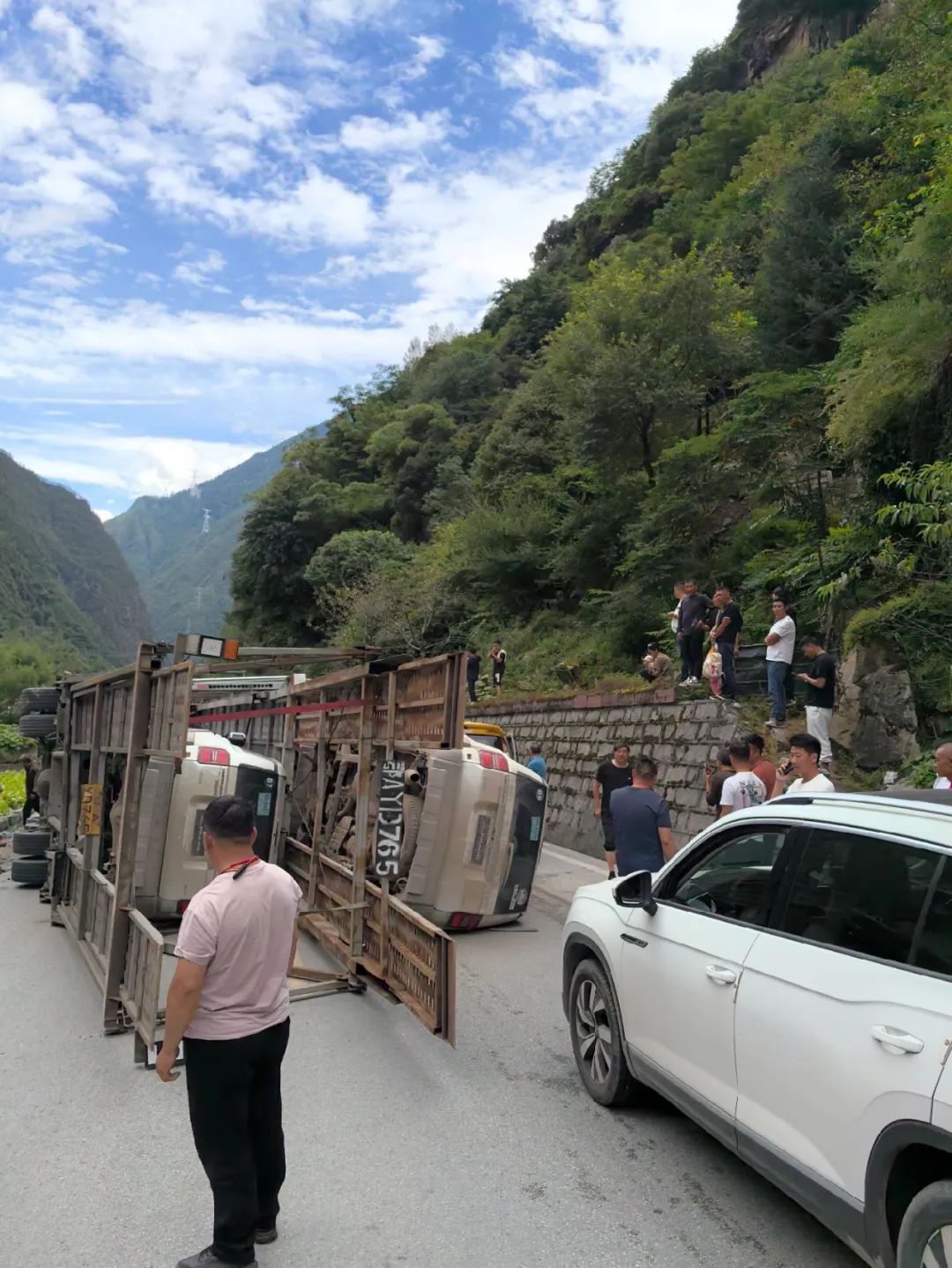 西安翻新事故丰田霸道车