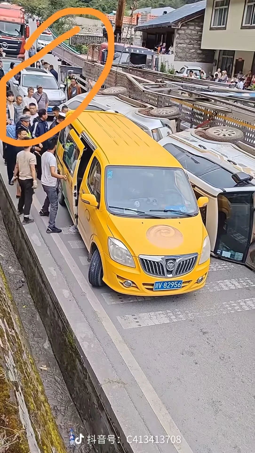 西安翻新事故丰田霸道车