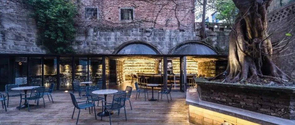 山城重庆一家防空洞改造的院子酒吧