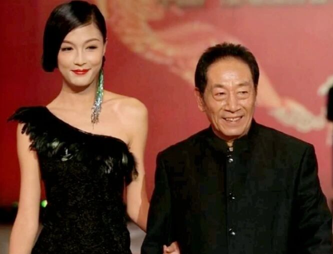 演员王奎荣:68岁娶31岁娇妻,70岁老来得女,如今过得怎么样?