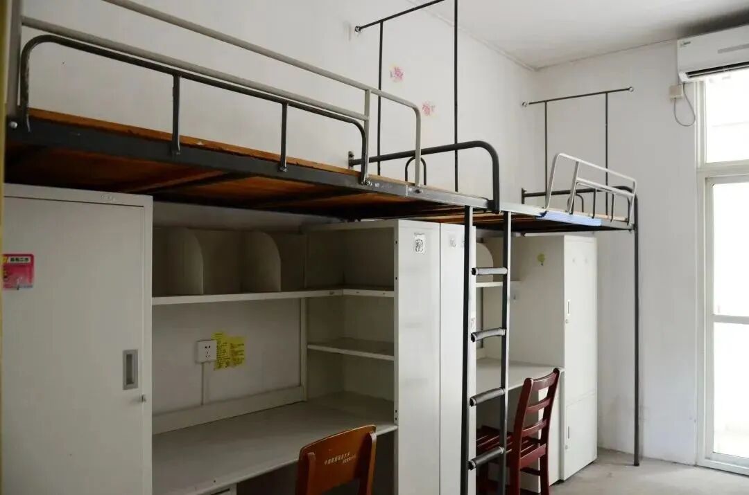 南湖校区临湖宿舍区临湖宿舍靠近南苑,离主要教学楼稍远,住在这里的小