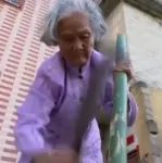 农村一位114岁奶奶，种菜、砍柴难不倒她！