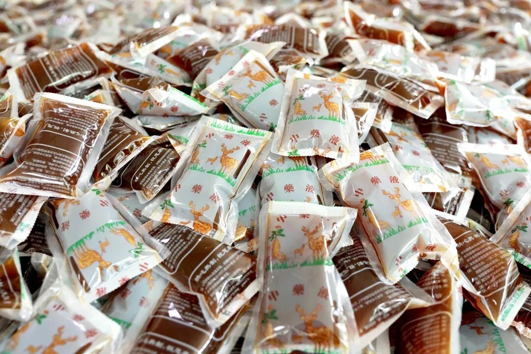 颍上县中医院4月6日就分装好了一袋袋热乎乎的中药汤剂多道工序后抓药