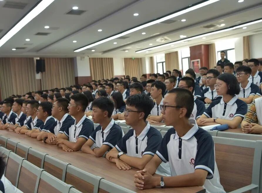 市检察院副检察长汪文娟,廊坊一中党委书记徐永辉参加了此次活动,活动