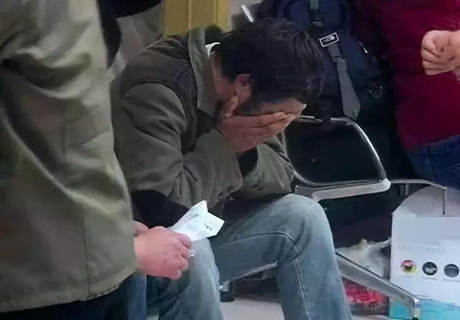 女儿每星期寄3千，母亲总骂他不忠，一回去，才辨认出给钱的并非母亲(图1)