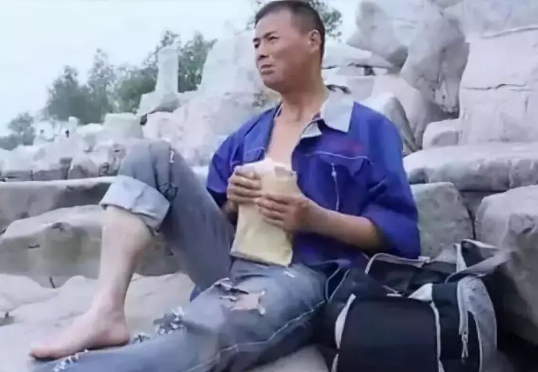 女儿每星期寄3千，母亲总骂他不忠，一回去，才辨认出给钱的并非母亲(图3)