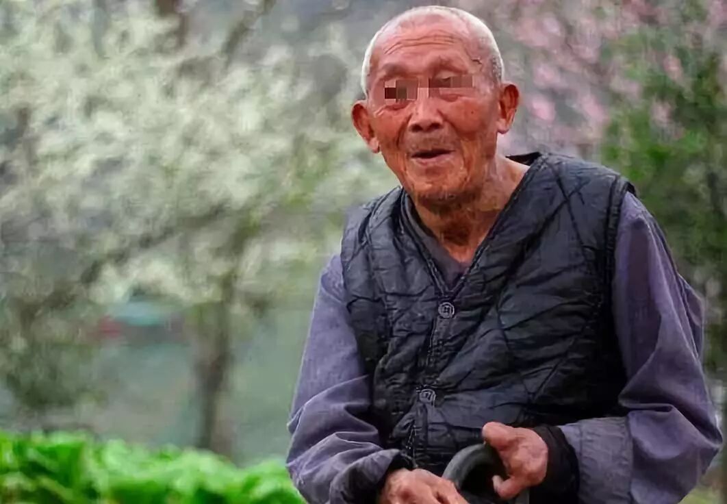 女儿每星期寄3千，母亲总骂他不忠，一回去，才辨认出给钱的并非母亲(图2)