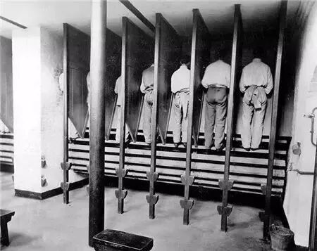 【晨小号】一上跑步机就度日如年?这就对了,它本来就是监狱刑具