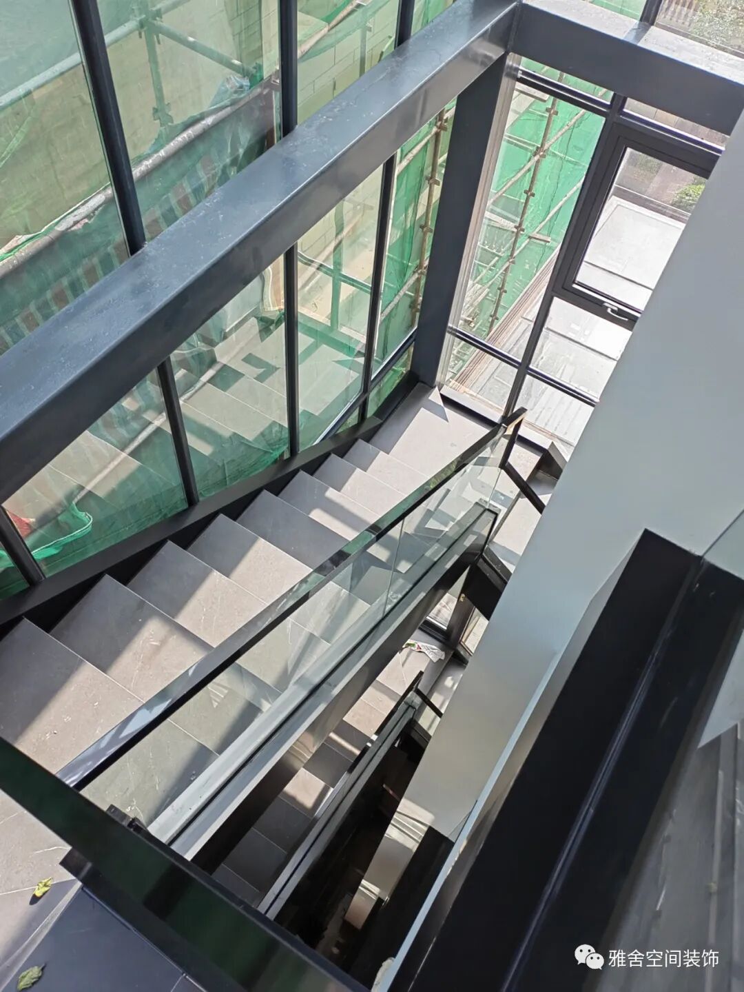 改造方案:把以前楼梯间做了电梯做了一个玻璃幕墙的楼梯间,负一楼以