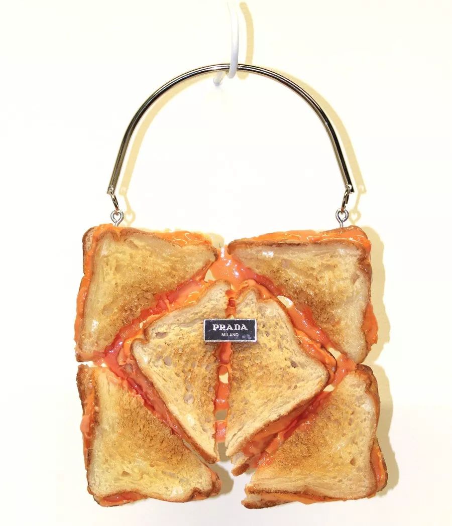 Prada 等時尚品牌竟出「三明治」包，那些走在時尚的尖端的設計 未分類 第13張