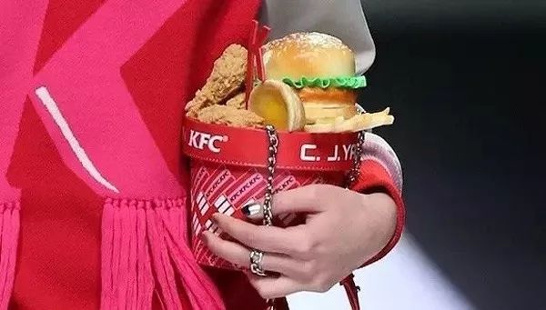 Prada 等時尚品牌竟出「三明治」包，那些走在時尚的尖端的設計 未分類 第81張
