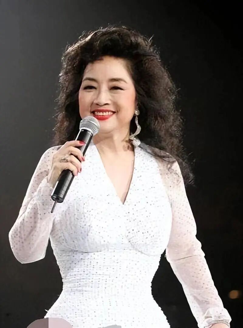 周润发,刘德华给她行"跪拜礼",75岁的徐小凤到底有何魅力?