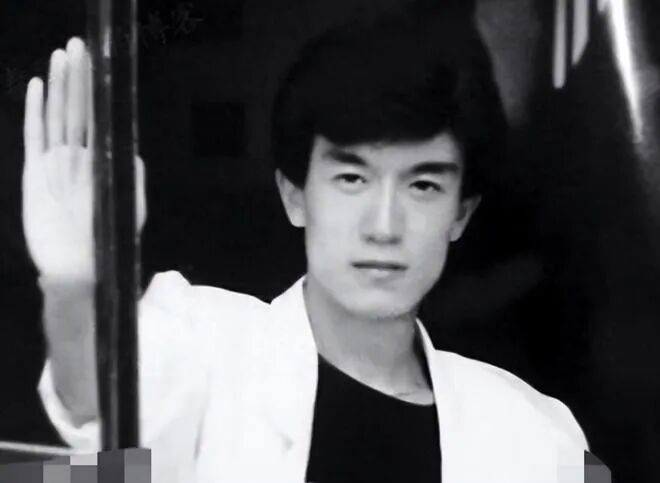 一位年轻老师竟然嘲笑他没有画画的天赋,生性内向的李咏一下子便深受