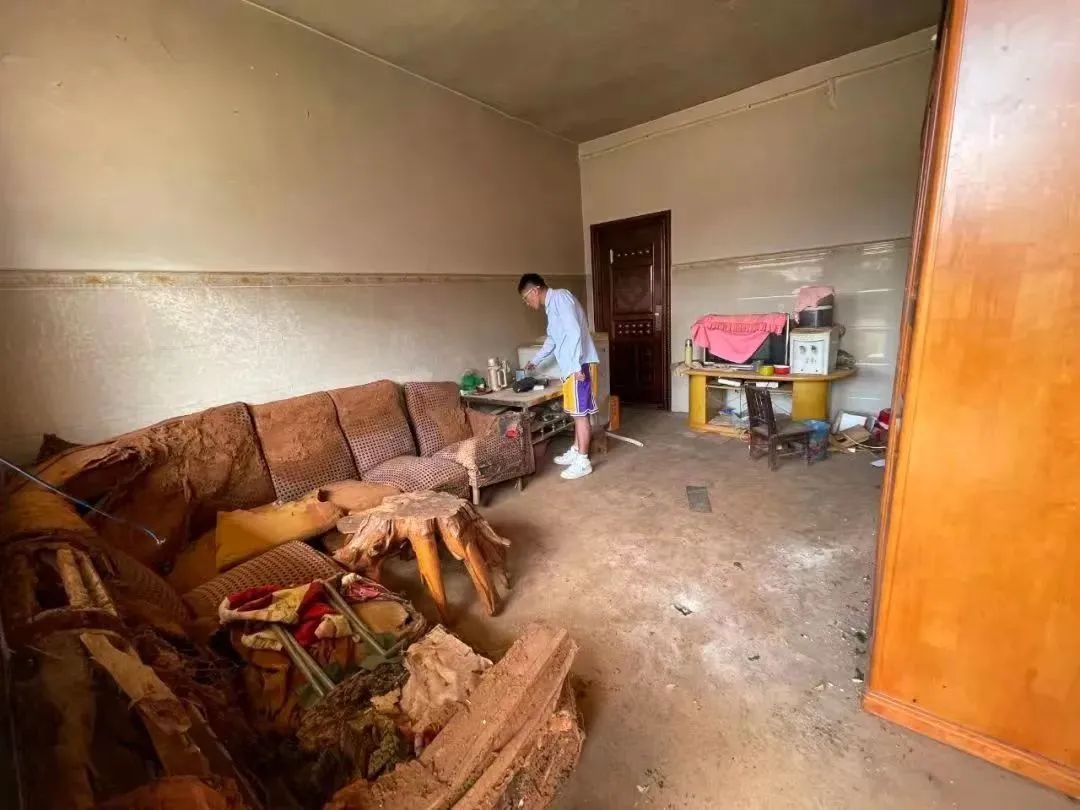 家暴纵火案儿子跟父亲家亲戚断联