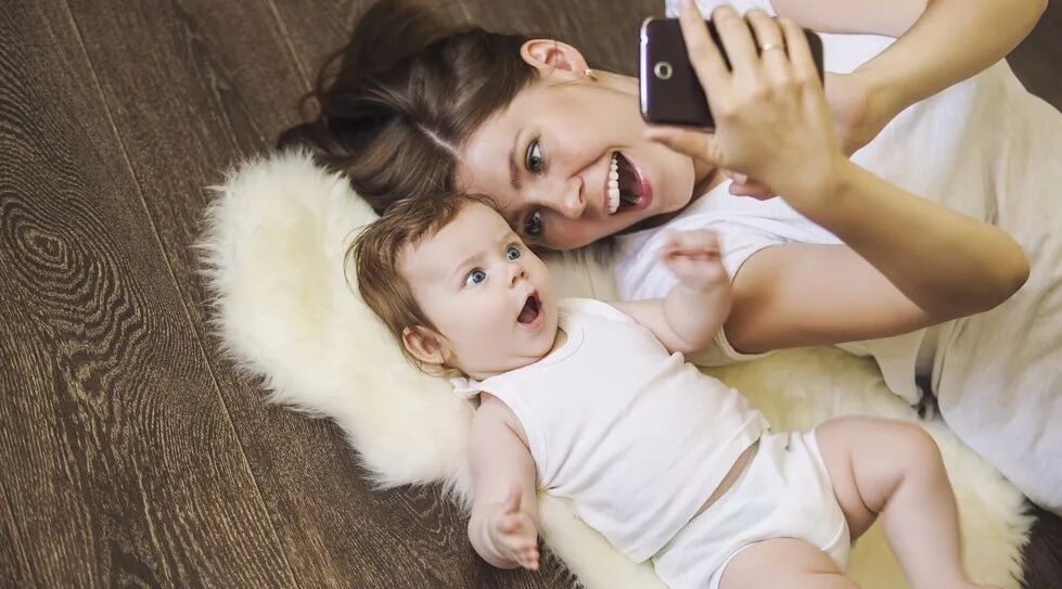 宝宝总爱抢手机，真不是瞎捣乱！家长千万不要盲目阻止