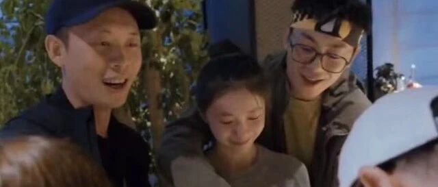 朱亚文私下聚会引争议！将刘浩存圈在怀中，被指超过了安全距离？