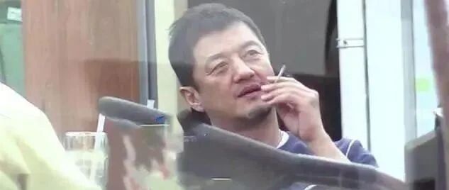 李亚鹏小16岁女友近照，穿吊带裙大秀性感身材，网友称其像前妻王菲？
