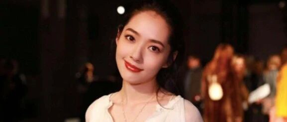 郭碧婷妹妹长相被吐槽，郭爸晒照回应，和姐姐神似如三胞胎...