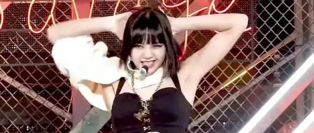 韩国女团穿“开裆裤”唱跳！露黑色底裤显不雅，迷惑穿搭辣眼睛！