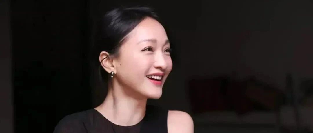 周迅带新男友见家长，父母却全程插兜疑不满意，男方全程尴尬玩手机！