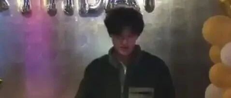 袁咏仪儿子正脸罕见曝光！长相帅气不输男团偶像，举手投足神似张智霖..