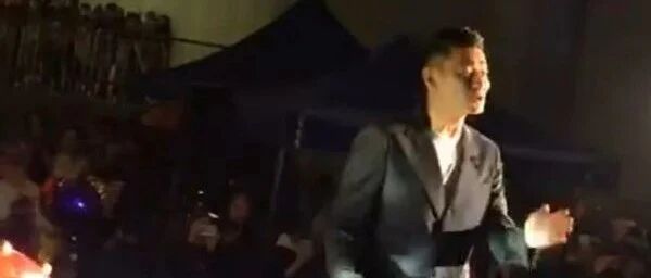 刘德华罕见现身商演，社区舞台太简陋局促，网友坚称不是天王本人