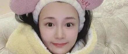 吴秀波情人陈昱霖低调晒照，一改奢靡风穿百元睡衣，状态佳被疑准备当网红？