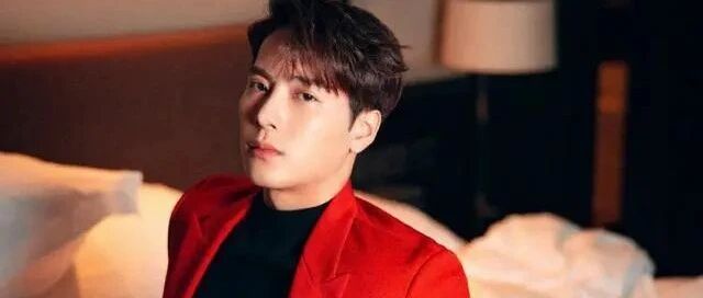 王嘉尔恋情瓜后续！司机深夜又送两女到他家，宋雨琦不是唯一女友？