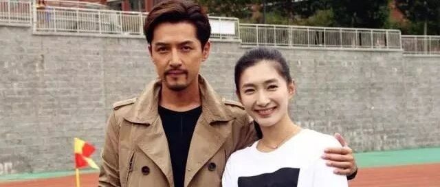 胡歌被曝出和薛佳凝在上海大婚，真的是兜兜转转还是你？