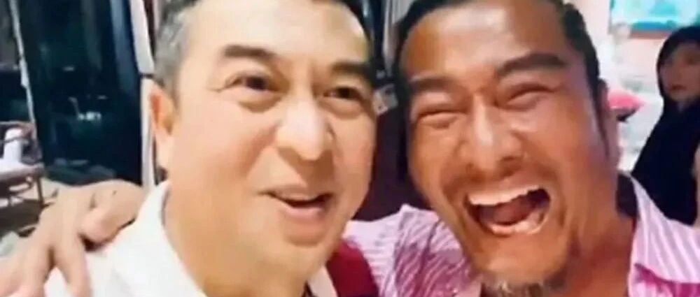 二十年前张嘉益给他当配角，如今他靠接商演来给孩子赚学费