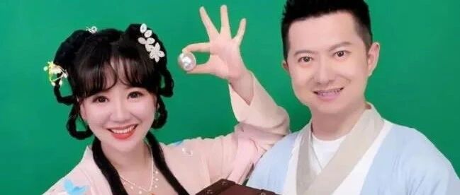 央视主持人官宣二胎得子！结婚11年儿女双全，自曝有望追生三胎