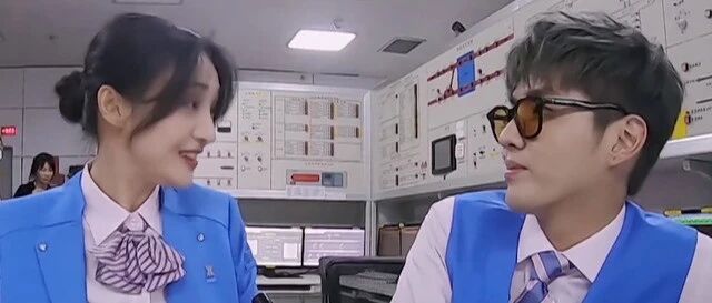 郑爽太想谈恋爱？在节目中狂撩吴亦凡，对视画面网友感叹好甜！