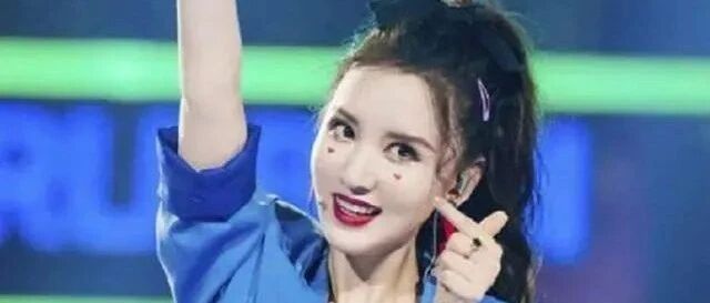 张萌小2岁老公罕见露面，穿着朴素油腻又秃顶，被指和妻子同框似两代人？