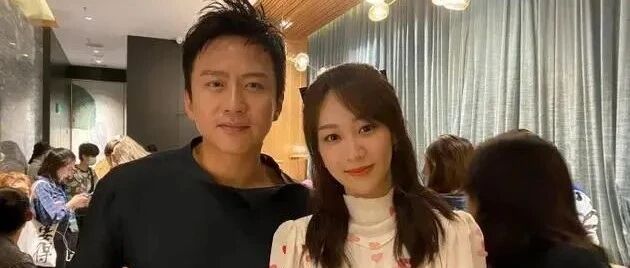 邓超晒与杨紫合影 调侃“从小看老师的戏长大”