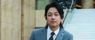 潘粤明聚会获女友照顾，肚子滚圆发福明显，多次被拍仍未公开？
