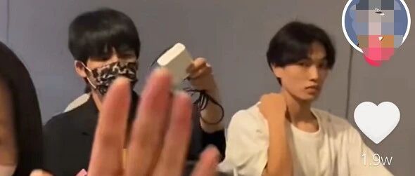 大张伟女助理打掉粉丝手机，无视明星本人规劝，气焰嚣张惹众怒！