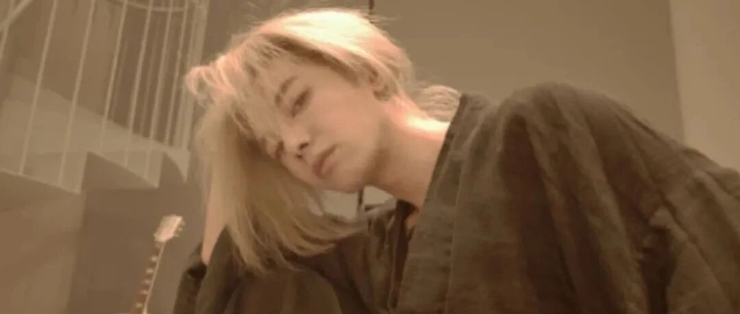 华晨宇牵神秘女子回家被拍，两人紧紧牵手为避嫌无交流，女方遮挡严实！