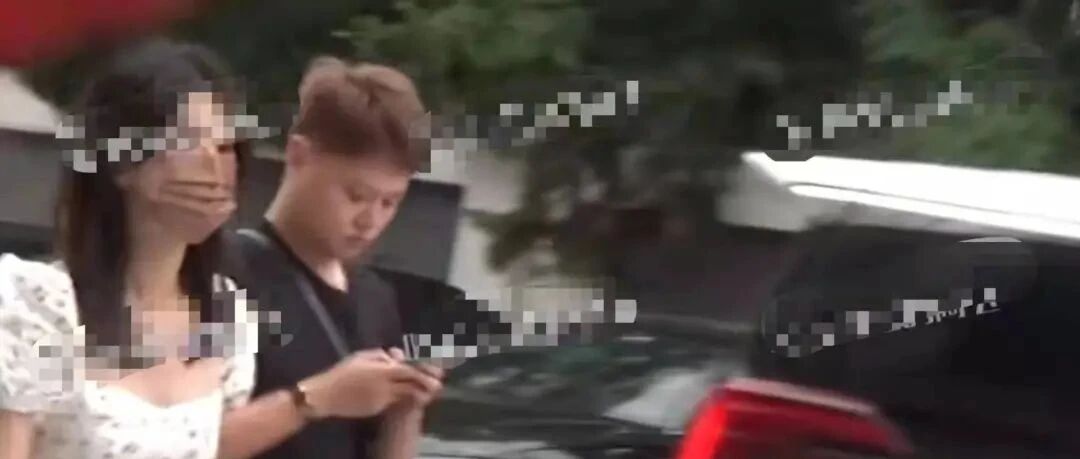 知名女星深夜聚餐喝到酒后失态，小腹鼓起撑开上衣，全程靠助理搀扶！