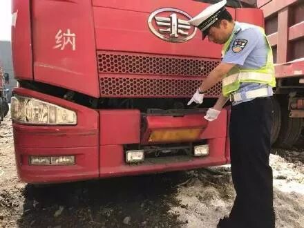 江阴一货车司机为躲避抓拍将车牌向下倾斜45°