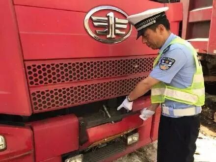 江阴一货车司机为躲避抓拍将车牌向下倾斜45°