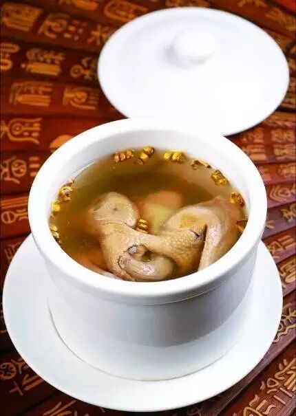 是六安的一款经典汤品,制作原料主要有六安特产的石斛,老鸽等,汤清而