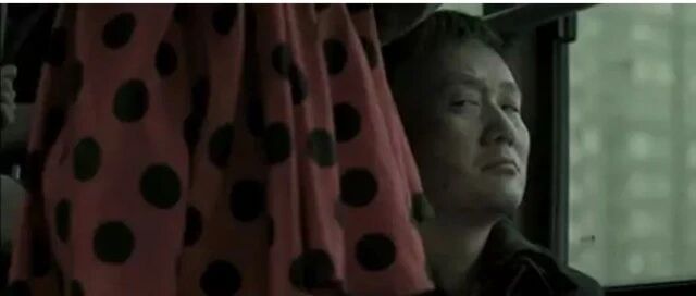 女子被小男孩摸腿：真脏!