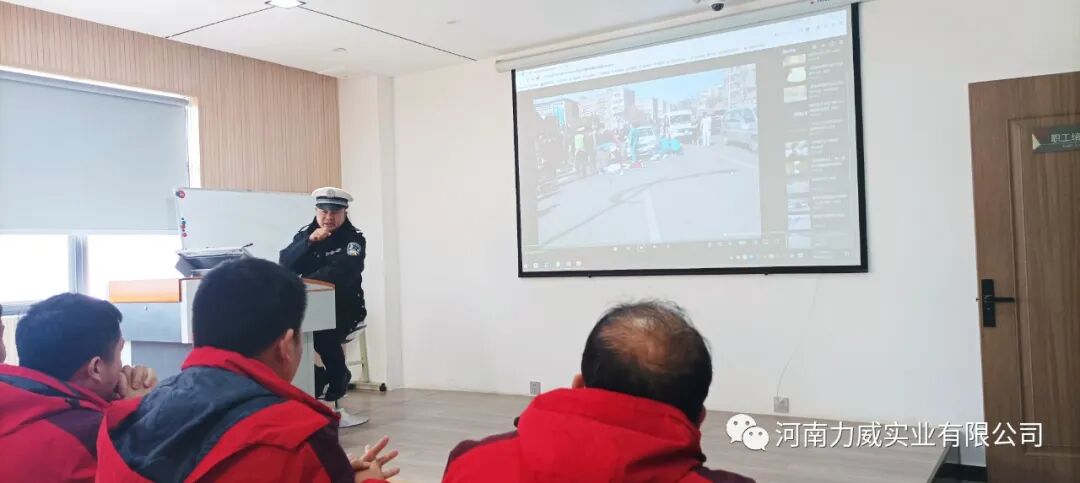 【力威新聞】上街交警來企宣講，共筑安全出行防線