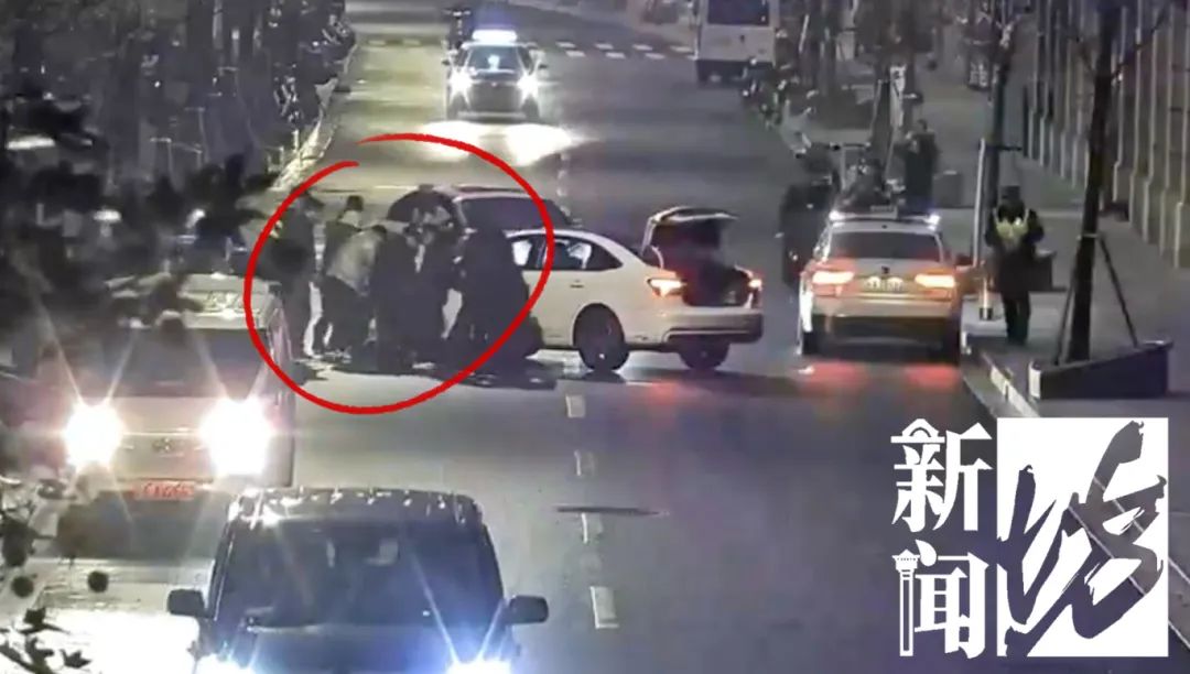 女司机突然晕倒事故现场