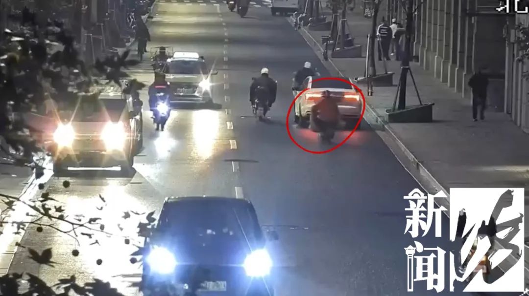 女司机突然晕倒事故现场