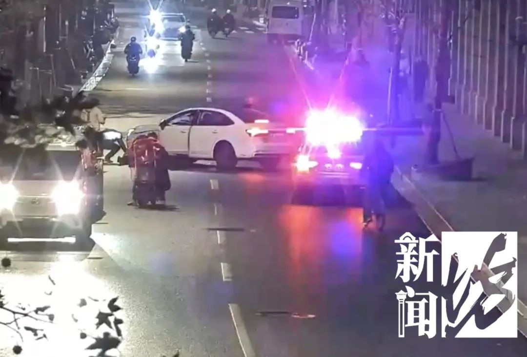 女司机突然晕倒事故现场