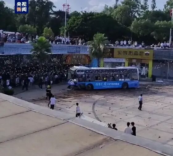 江西赣州一公交车冲下负一层露天平台，致9伤！现场画面公布，最新通报（组图） - 1
