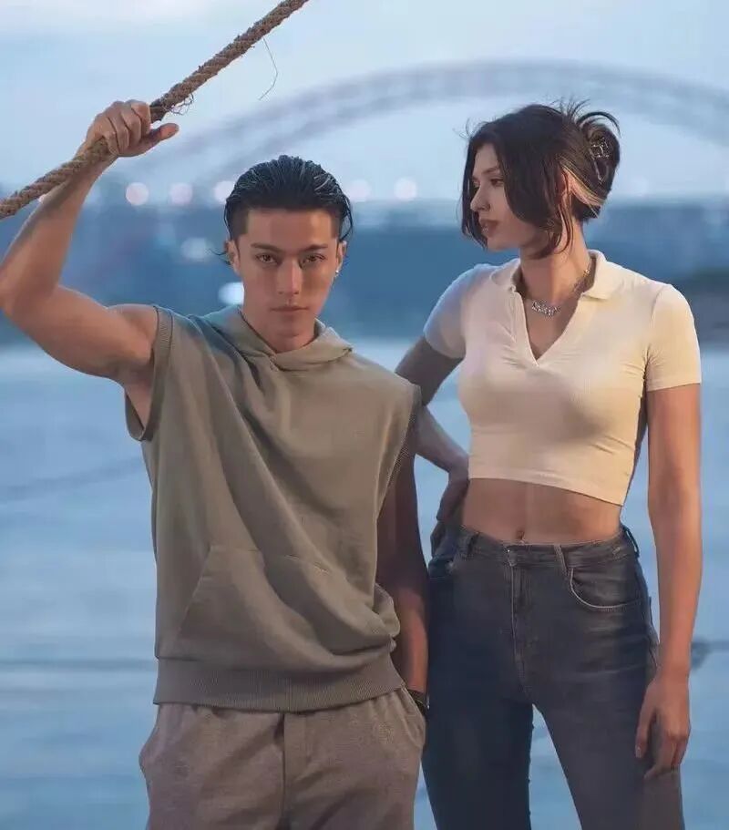 其名字与网红"仲尼"同名,英文名为xiao fong jhony(缩写为xfj),年龄34