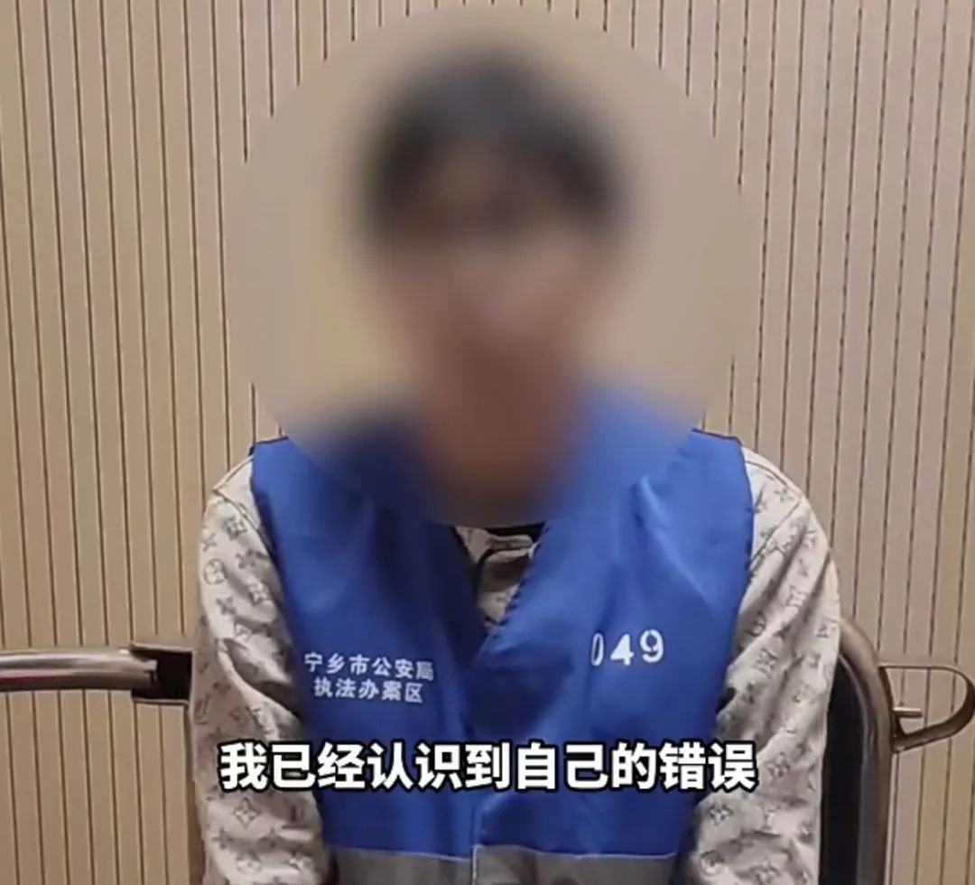 男子初中门口摆拍接女友放学被拘